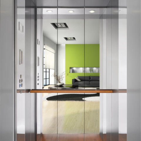 Un miniascensore per spazi design con specchio a parete