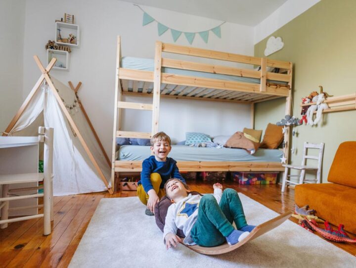 Camera da letto per bambini con arredamento in legno